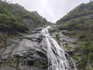 山涧瀑布自然风光