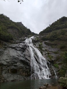 山间瀑布自然风光