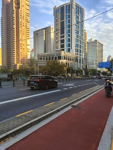 城市道路沿线高楼景观