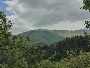 山野多云自然风景