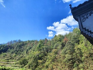 山野古檐晴空美景