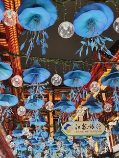 古风油纸伞装饰街景