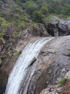 山涧岩石瀑布景观