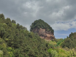 山野孤峰自然景观