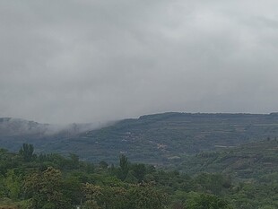 阴天山野远景