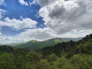 郊野青山云天风光