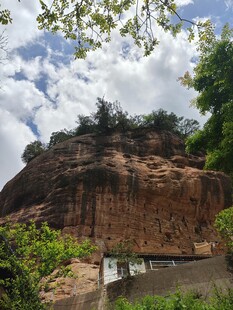 红砂岩崖山野风光