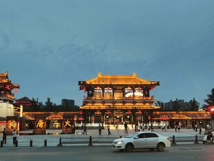 暮色下的古建城楼街景