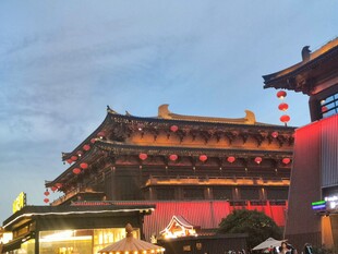 暮色中式古建城楼