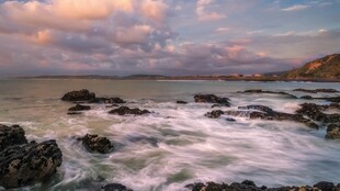 黄昏海岸礁石风光