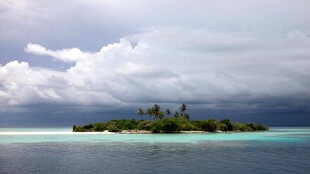 远海小岛多云海景