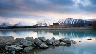 雪山湖泊黄昏美景