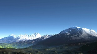 蓝天下的雪山山脉