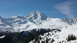雪山蓝天冬日盛景
