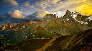 夕照雪山壮丽山景