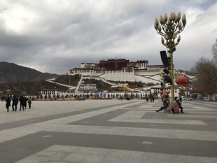 广场远眺山巅藏式建筑
