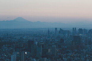 暮色城市远眺山景