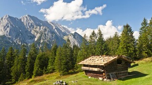 山间木屋自然风光