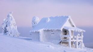 冬日雪中小屋