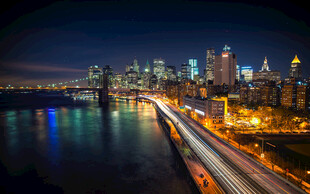 城市河畔夜景风光