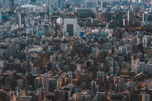 高空俯瞰暮色城市全景