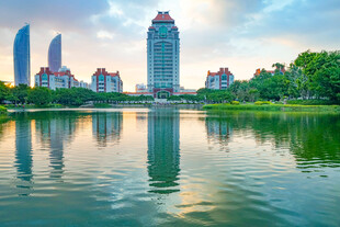 湖畔城市建筑倒影美景