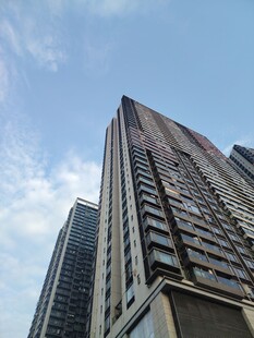 仰拍城市高层住宅建筑