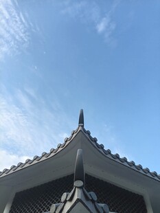 古建檐角映蓝天
