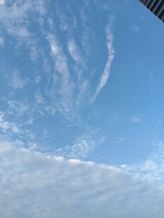晴朗蓝天丝缕白云