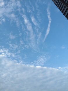 晴朗蓝天丝絮白云