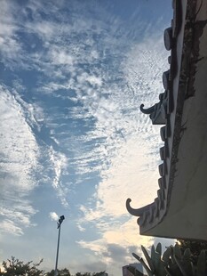 飞檐映晴空流云
