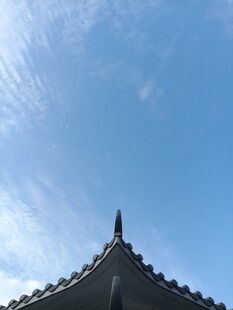 蓝天下的古建檐角
