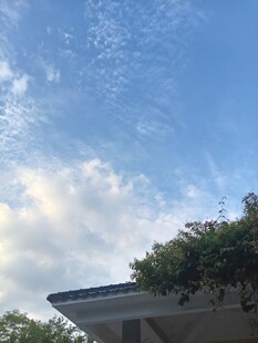 晴朗蓝天屋角小景