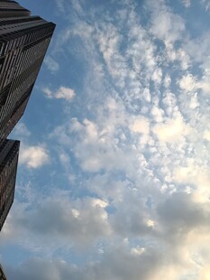 仰拍建筑与蓝天白云