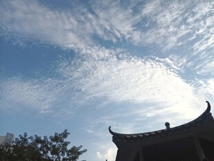 晴空下的中式古檐