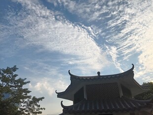 古建飞檐晴空云景