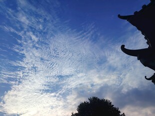 晴空古檐流云