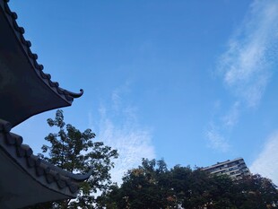 古建檐角望晴空