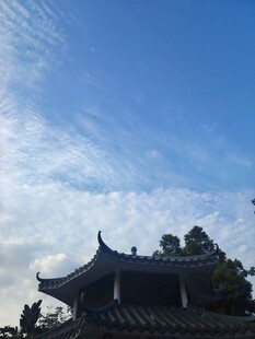 晴空下古建飞檐剪影