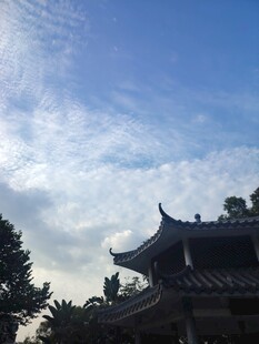 古建飞檐映晴空