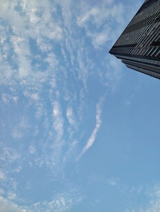 蓝天薄云建筑一角仰拍