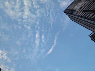 晴空云絮古建一角