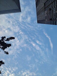 窗边晴空七彩云