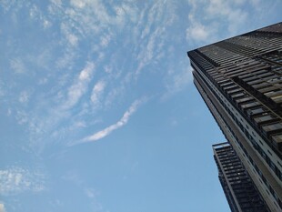 仰拍蓝天旁的高楼