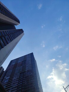 仰拍城市高楼蓝天