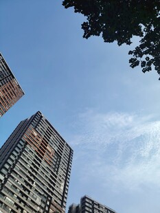 晴空下仰拍城市高楼