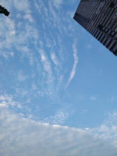 城市仰拍蓝天白云