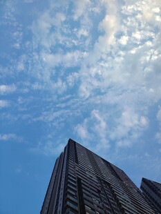蓝天背景下的高楼仰拍