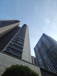 仰拍城市高层楼宇