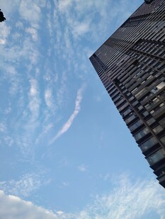 晴空下的摩天高楼